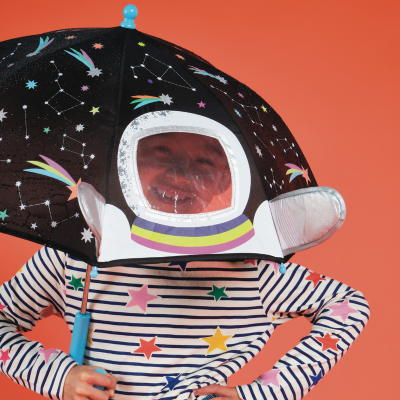 Guarda-chuva infantil com estampa do espaço e corte de capacete de astronauta