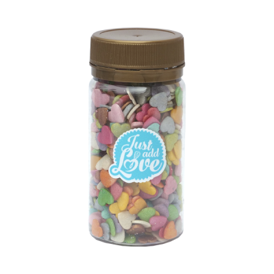 Frasco de confeitos coloridos em forma de corações com tampa castanha e etiqueta azul e branca