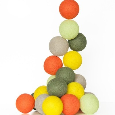 Bolas decorativas coloridas empilhadas sobre fundo branco