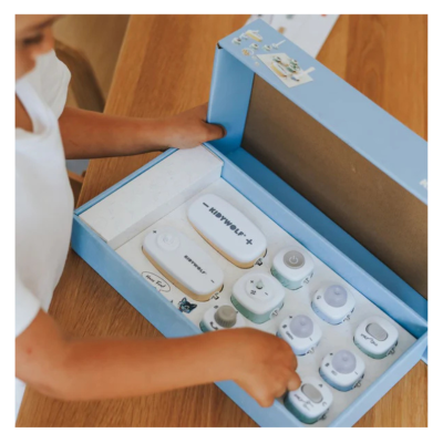 Caixa azul com dispositivos eletrónicos brancos e cinzentos com texto KIDYWOLF