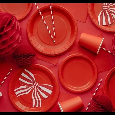 pratos, copos e canudos de papel vermelhos com decoração e texturas