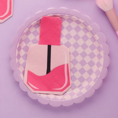 Guardanapos formato frasco verniz rosa em prato xadrez lilás sobre fundo lilás