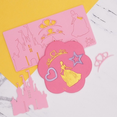 Moldes de decoração rosa e doce decorado com glacê colorido sobre fundo amarelo e branco