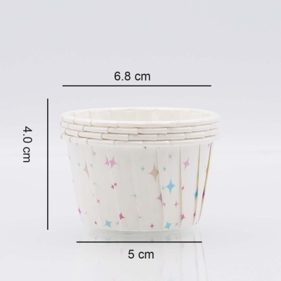Formas de papel para cupcakes com padrão de estrelas coloridas sobre fundo branco