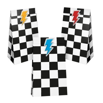 Sacos de papel xadrez preto e branco com fechos decorativos em forma de raio coloridos.