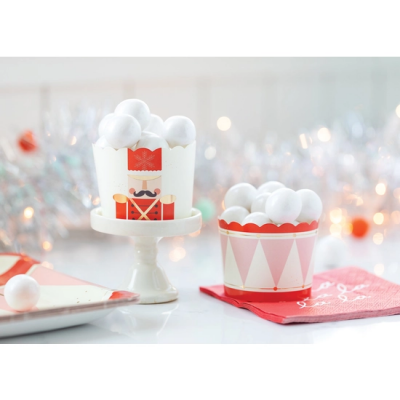 Duas caixas decorativas de papel com bolas brancas, uma com soldadinho vermelho e outra com padrão rosa e branco.