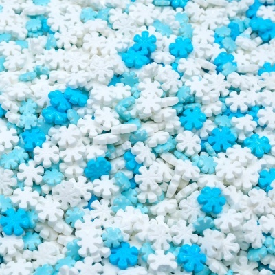 Confetes em forma de flocos de neve brancos e azuis