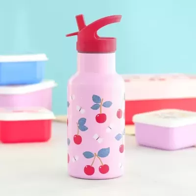 Garrafa de água rosa com estampa de cerejas e tampa vermelha