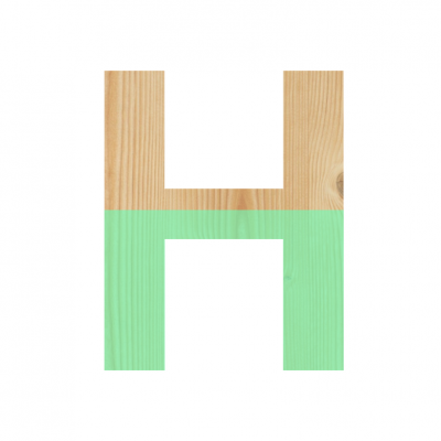 Letra H em madeira com metade superior natural e metade inferior verde claro