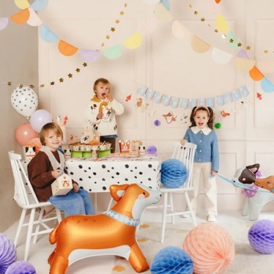 Festa infantil com crianças, balões coloridos e brinquedos infláveis