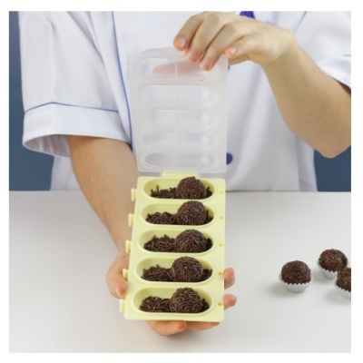 Forma de silicone amarela com brigadeiros e tampa transparente