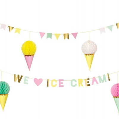 Decorações suspensas coloridas em forma de cones de gelado com abacaxi e bandeirolas com texto WE ♥ ICE CREAM!