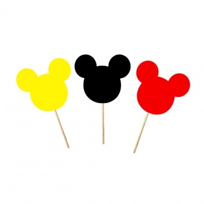 Toppers de bolo coloridos em forma da cabeça do Mickey Mouse em amarelo, preto e vermelho em palitos de madeira