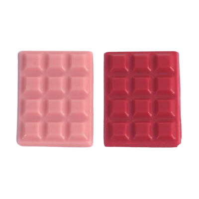 Duas barras de chocolate, uma rosa claro e a outra vermelha, com padrão em quadrados