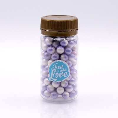 Frasco com pérolas decorativas lilás e brancas e etiqueta 'Just add Love'