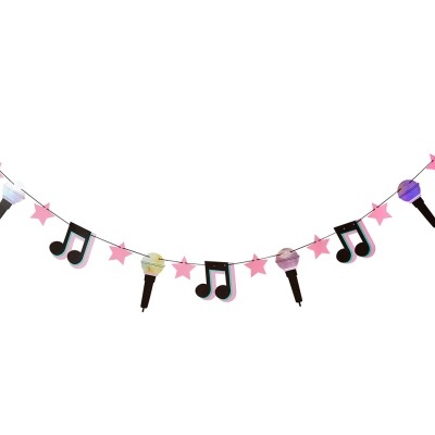 Guirlanda decorativa com estrelas cor-de-rosa, microfones e notas musicais negras
