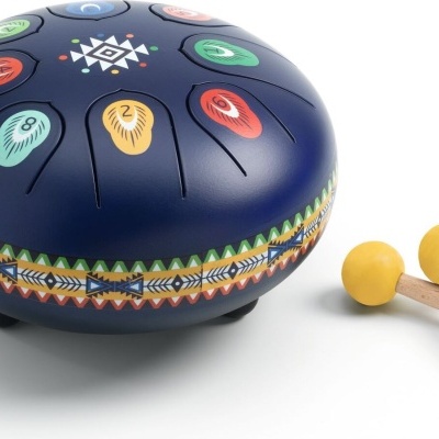 Tambor de aço azul com desenhos coloridos e duas baquetas amarelas sobre fundo branco