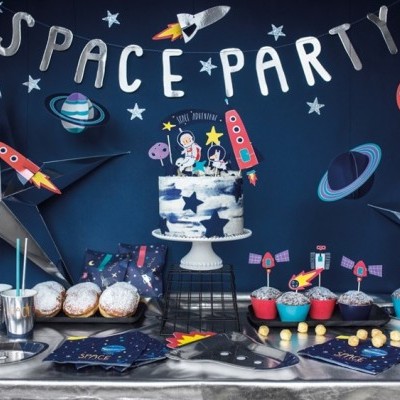Decoração de festa Space Party com bolo azul e branco e elementos espaciais