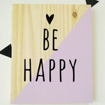 Placa decorativa em madeira com mensagem 'BE HAPPY'