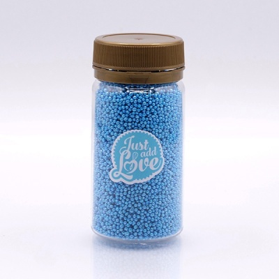 Frasco plástico com pérolas azuis e etiqueta 'Just add Love'