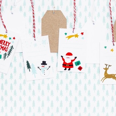 Cartões de Natal pendurados com desenhos festivos e texto MERRY XMAS