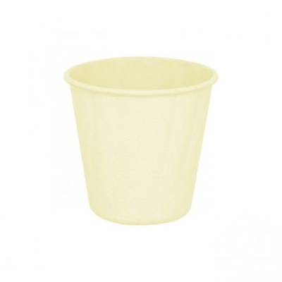 Recipiente/copo de plástico creme em fundo branco