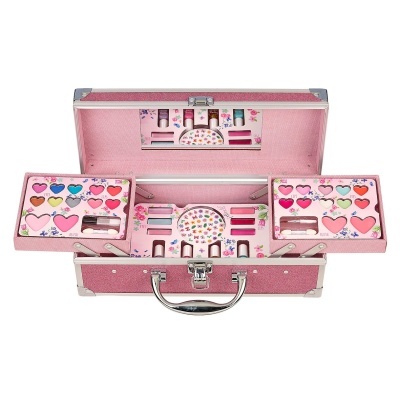 Estojo de maquilhagem infantil rosa aberto com sombras coloridas, batons e autocolantes.