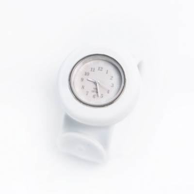 Relógio branco de silicone com mostrador redondo e números pretos