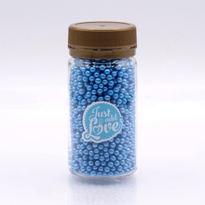 Frasco com pérolas azuis decorativas e etiqueta 'Just add Love'