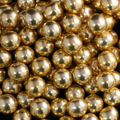 Esferas douradas brilhantes e lisas agrupadas.