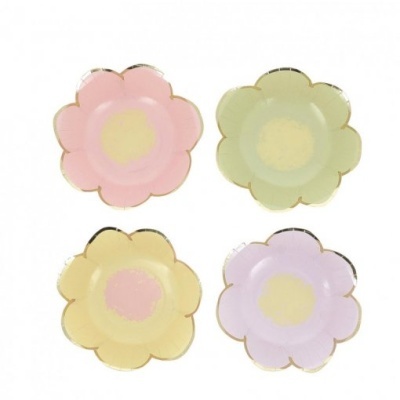 Conjunto de quatro pratos pequenos em forma de flor em cores pastel com borda dourada