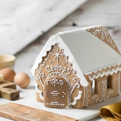 Casinha decorativa em pão de gengibre com glacê branco