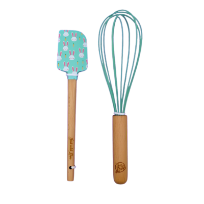 Conjunto de utensílios de cozinha com espátula e batedor com cabo de madeira e padrão de coelhos