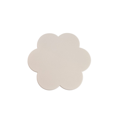 Espuma beige de maquilhagem em forma de flor com seis pétalas