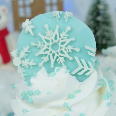 Cupcake com decoração temática de inverno e flocos de neve