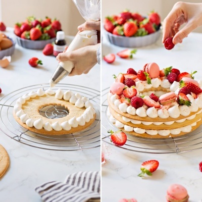 Preparação de sobremesa com creme branco, morangos, framboesas e macarons sobre grelha metálica