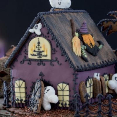 Casa de Halloween decorativa com fantasmas e bruxa em textura de biscoito