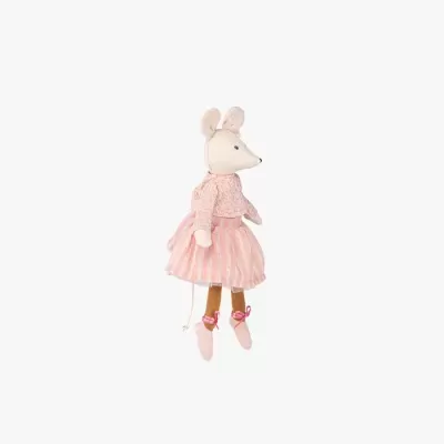 Boneca de rato de peluche vestida com roupa rosa em fundo branco
