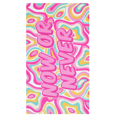 Toalha com padrão psicadélico colorido e texto 'NOW OR NEVER'