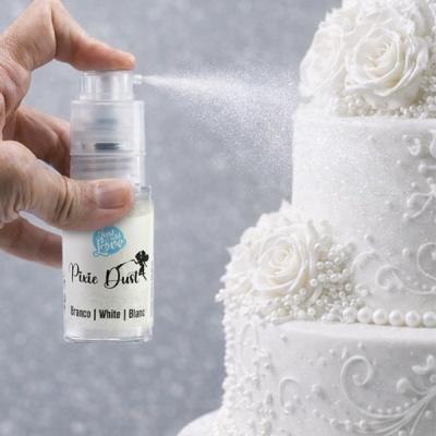 Frasco de pó branco pulverizado sobre bolo branco decorado com rosas e pérolas