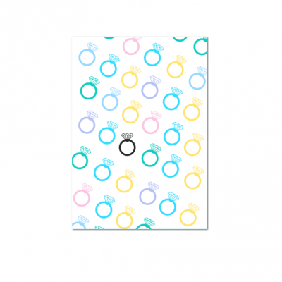 Padrão repetitivo de ilustrações de anéis de noivado coloridos sobre fundo branco.