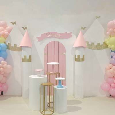 Decoração de festa com castelo, balões coloridos e princesas de vestido brilhante