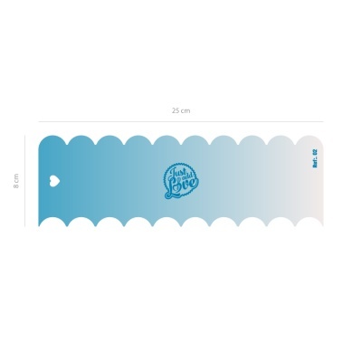 Forma de papel azul com bordas onduladas e texto Just add Love