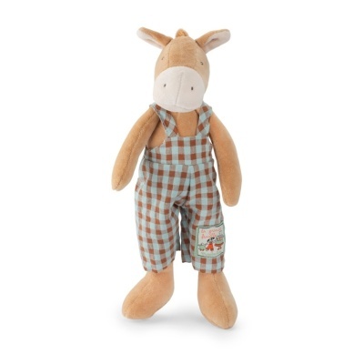 Boneco de peluche castanho com calças aos quadrados azul e castanho.