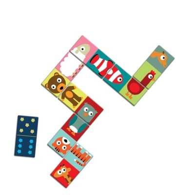 Peças de dominó de madeira com imagens de animais coloridos sobre fundo branco.