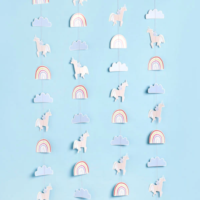 Cortinas decorativas com unicórnios, nuvens e arco-íris em fundo azul.