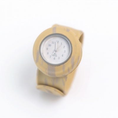 Relógio de pulso bege com riscas cinza e mostrador branco