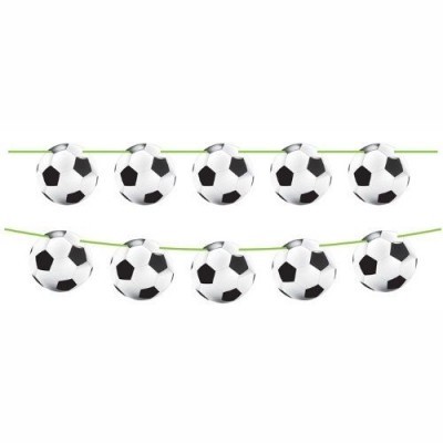 Bolas de futebol decorativas penduradas em dois fios verdes