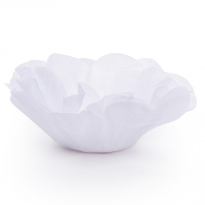 Forminha branca para doces com bordas onduladas em tecido fino