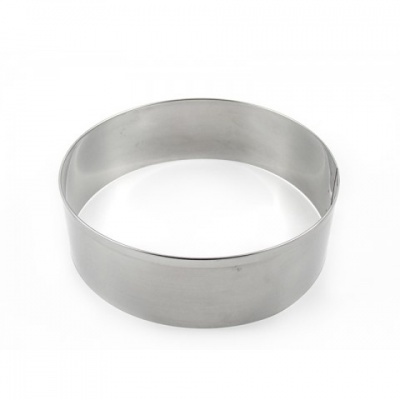 Forma redonda em metal prateado com borda lisa